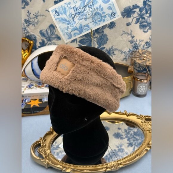 🆕 ALO YOGA 🧿 NWOT Faux Fur Ear Warmers - Toasted Almond - Picture 4 of 16